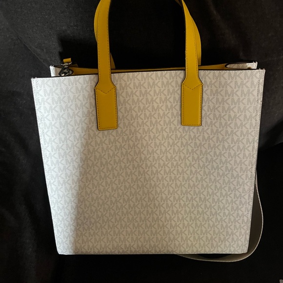 Beautiful Bag 💛💛💛💛 - Picture 3 of 5